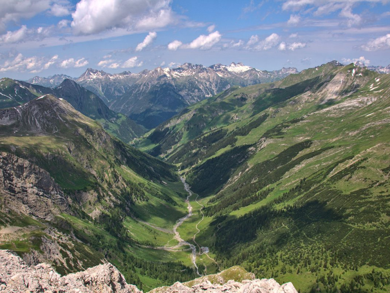  Blick zur Alpe Kaisers und in Richtung Lechtal